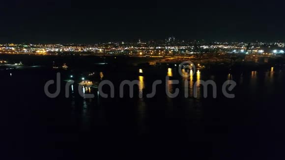 夜间飞往费城天际线的鸟瞰图视频的预览图