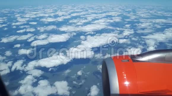 从飞机窗口到蓝天白云的美丽景色白云浮在地面上视频的预览图