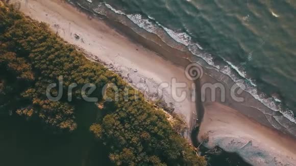 海岸线附近的日落波罗的海朱尔卡尔纳航空景观拉脱维亚视频的预览图