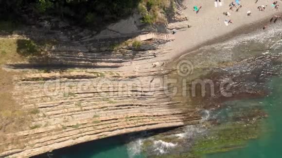 在海边的岩石海岸空中射击视频的预览图