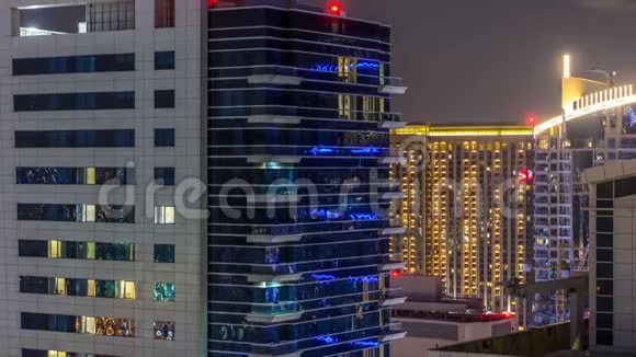 迪拜码头摩天大楼空中天际线夜间时间推移视频的预览图