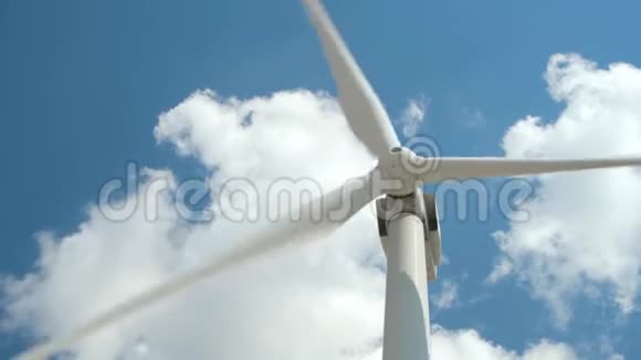 明亮多云天空背景下的风力发电机风能和技术概念视频的预览图