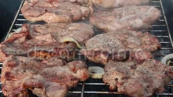 煮肉的过程烧烤牛排户外准备开胃猪肉视频的预览图