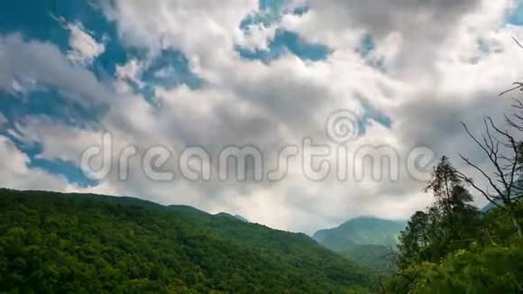 雪山山脊和山峰与移动的云在阿尔卑斯山在夏季都灵省意大利时光流逝视频的预览图