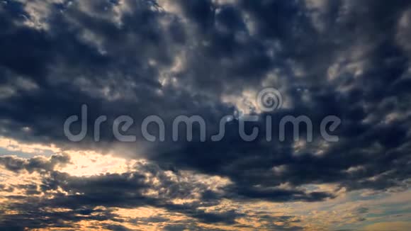 美丽的日落乌云密布的天空和阳光视频的预览图