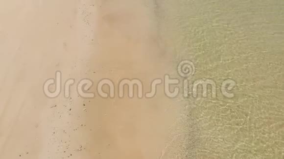 宽的热带海滩白色的沙子从上面看视频的预览图