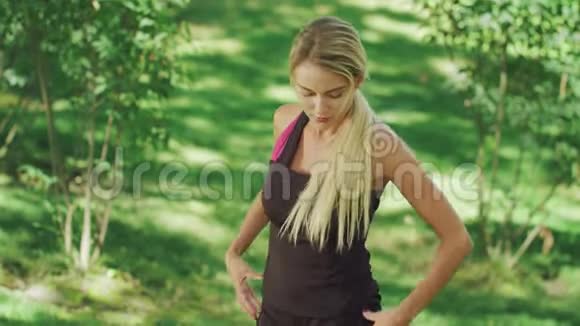 运动女性在夏季公园户外运动前进行伸展运动视频的预览图