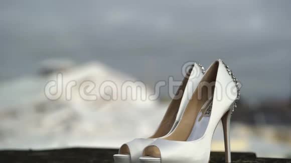 新娘白鞋视频的预览图