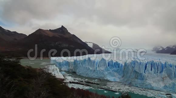 冰川PeritoMoreno国家公园在秋天阿根廷巴塔哥尼亚视频的预览图