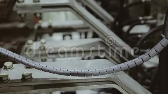 工业厂房的后方电线连接电缆视频的预览图