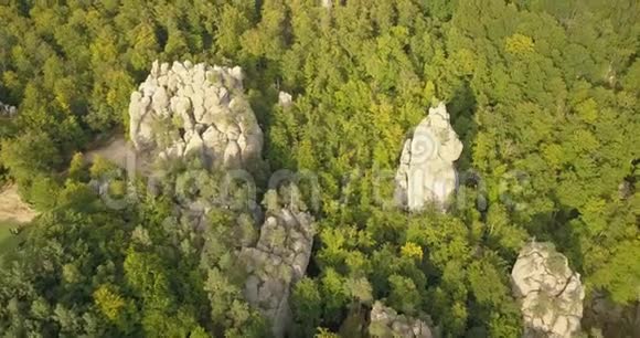 乌克兰喀尔巴阡山脉Bubnyshche的Dovbush岩石鸟瞰图视频的预览图