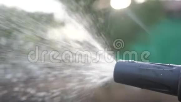 园艺园林护理理念泼水慢动作生活方式视频女人拿着花园水管浇水视频的预览图