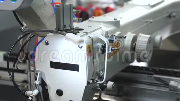 计算机控制缝纫机机器人在裁剪生产线上工作机器人缝纫机自动自动自动视频的预览图
