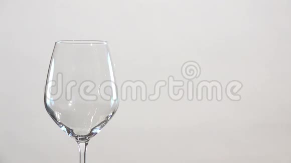 粉红色的葡萄酒流入玻璃杯视频的预览图