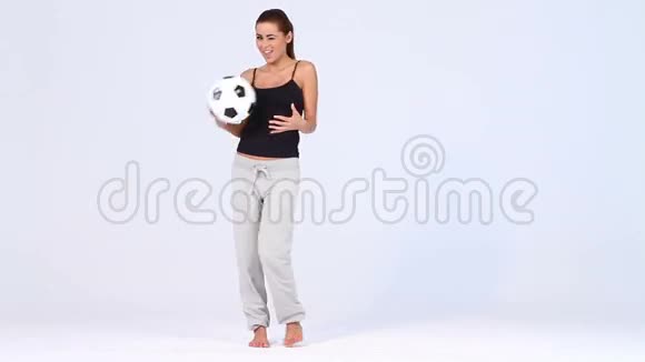 穿着白色足球的漂亮女人视频的预览图