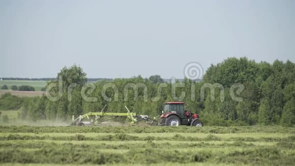 农用拖拉机在农田上行驶收割土地收割场农业机械视频的预览图