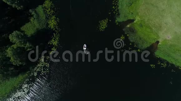 美丽的湖中船的鸟瞰图视频的预览图