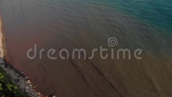 在海边的岩石海岸空中射击视频的预览图