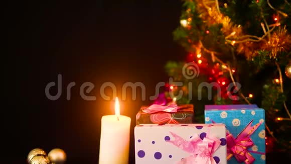 树木圣诞节的足迹和装饰圣诞节与灯闪烁圣诞节视频的预览图