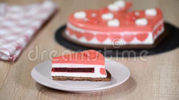 一块红浆果慕斯蛋糕在盘子里视频的预览图