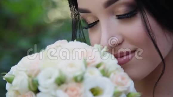 很漂亮的新娘带着婚礼花束视频的预览图