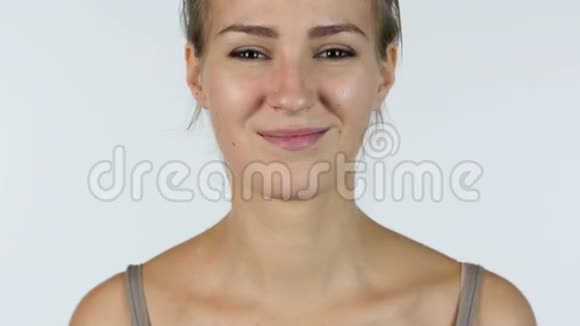 微笑美丽的女孩白色的背景视频的预览图