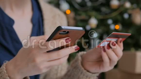 妇女在网上购物使用带有信用卡的智能手机视频的预览图