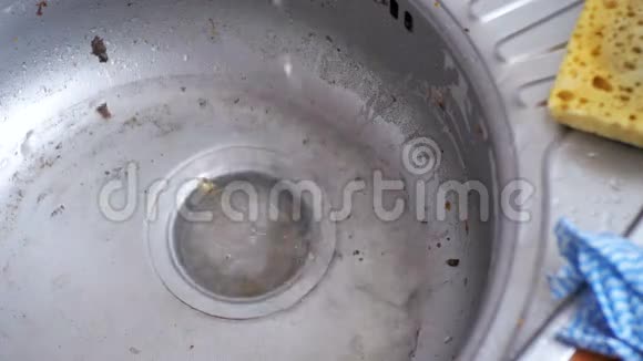 厨房排水堵塞与食品颗粒视频的预览图