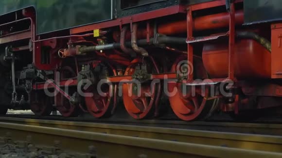 旧历史窄轨铁路蒸汽机车列车4K视频的预览图