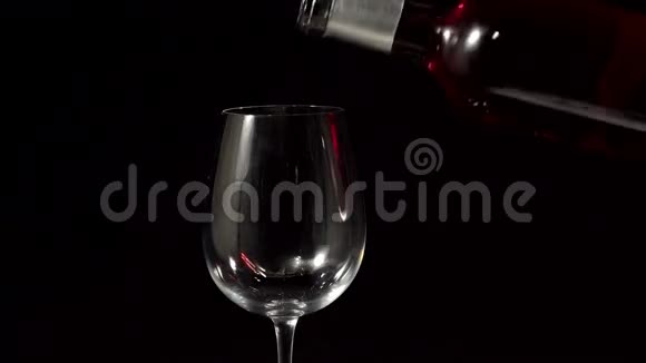 粉红色的葡萄酒流入玻璃杯视频的预览图