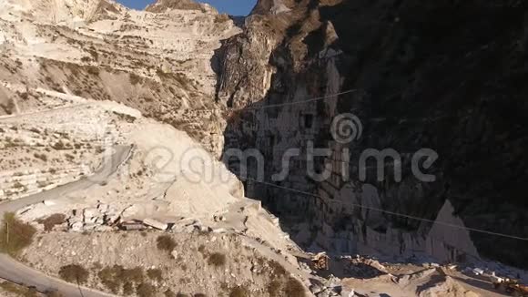 空中拍摄世界著名的卡拉拉大理石洞穴与柔和的日落光视频的预览图