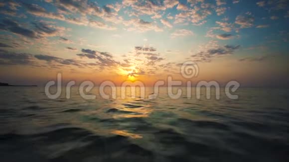 海上的热带日出视频的预览图