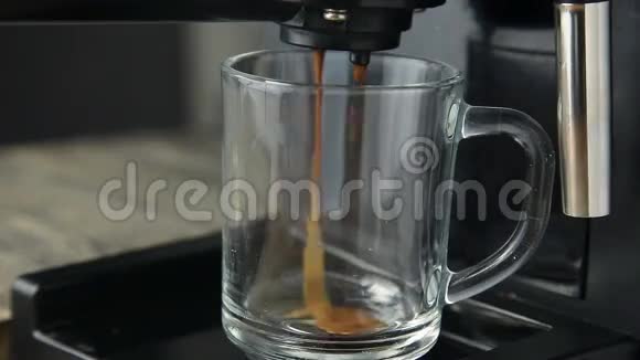 咖啡机倒一杯饮料视频的预览图