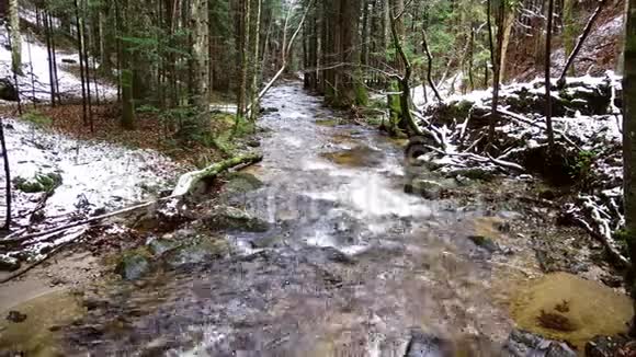 深秋有急流的山河深秋有雪的初冬斯洛文尼亚的谷视频的预览图