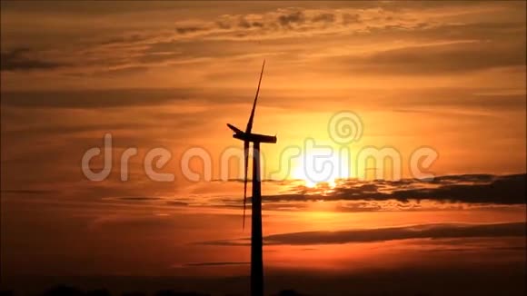 风能日落时风力涡轮机视频的预览图