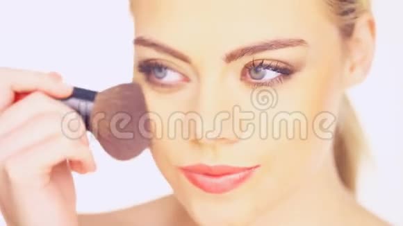 女人用化妆品刷涂布布视频的预览图