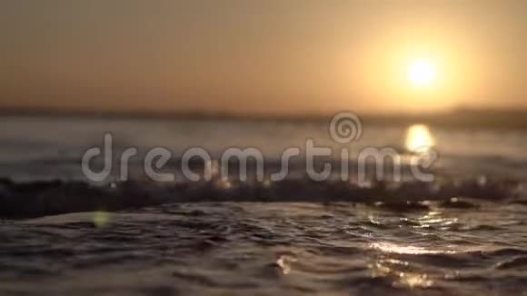 慢动作日落在海面上视频的预览图