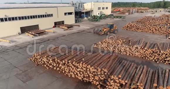 用起重机装载原木的卡车用机械手装载原木在锯木厂有原木的卡车视频的预览图