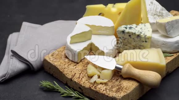 各种类型奶酪的视频帕尔马干酪布里干酪罗克福特干酪视频的预览图