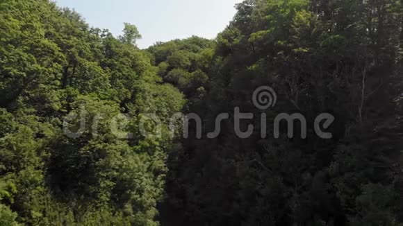 在海边的岩石海岸空中射击视频的预览图