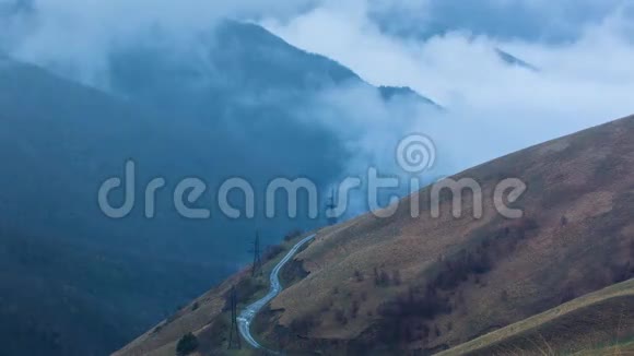 五月初的山上暴风雪视频的预览图