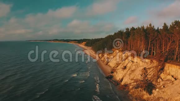 海岸线附近的日落波罗的海朱尔卡尔纳航空景观拉脱维亚视频的预览图