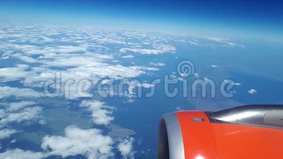 从飞机窗口到蓝天白云的美丽景色白云浮在地面上视频的预览图