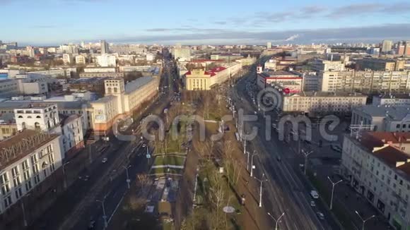 明斯克空中无人机从吸引人的娱乐活动中拍摄城市中心的秋季景色视频的预览图