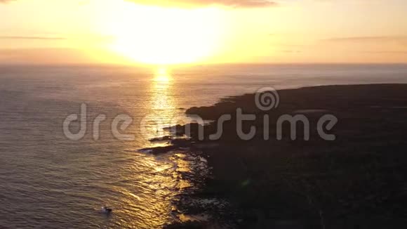 日落时分西班牙加那利群岛特内里费灯塔的高处狂野的海岸视频的预览图