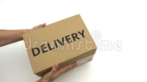 快递员把纸箱和送货的文本放在上面视频的预览图