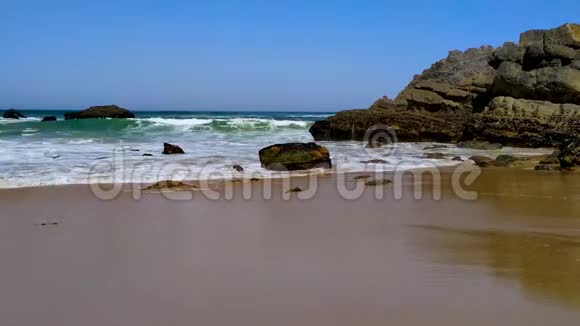 葡萄牙岩石海岸大西洋海浪沙滩视频的预览图