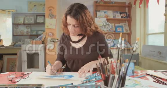 女艺术家在她的工作室画画视频的预览图