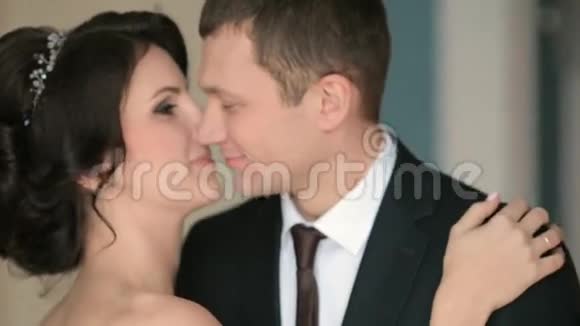 新郎新娘的吻视频的预览图