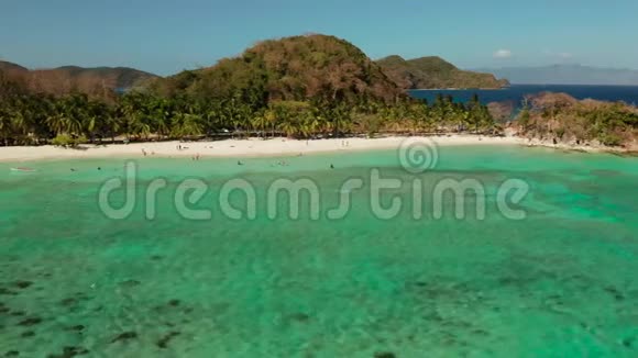 典型的岛屿白色沙滩顶部景观视频的预览图